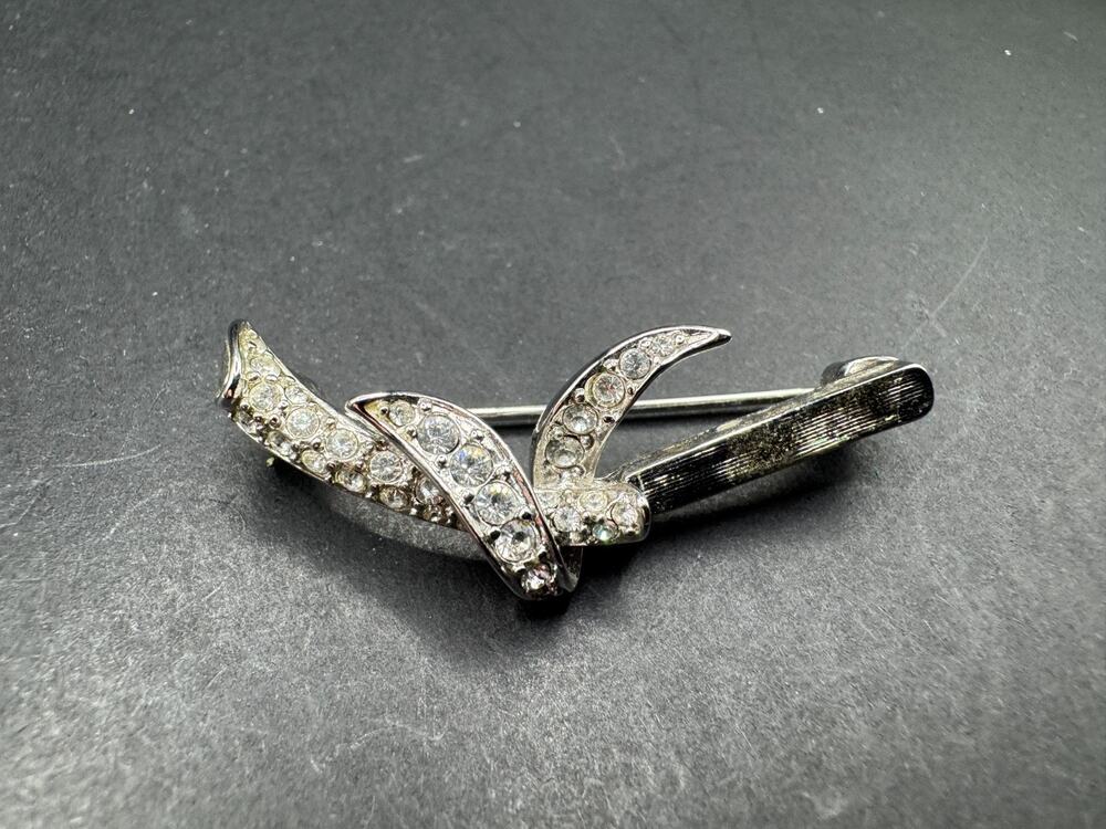 Vtg Nolan Miller Glamour Silver Tone Rhinestones Bow Collection Brooch Pin